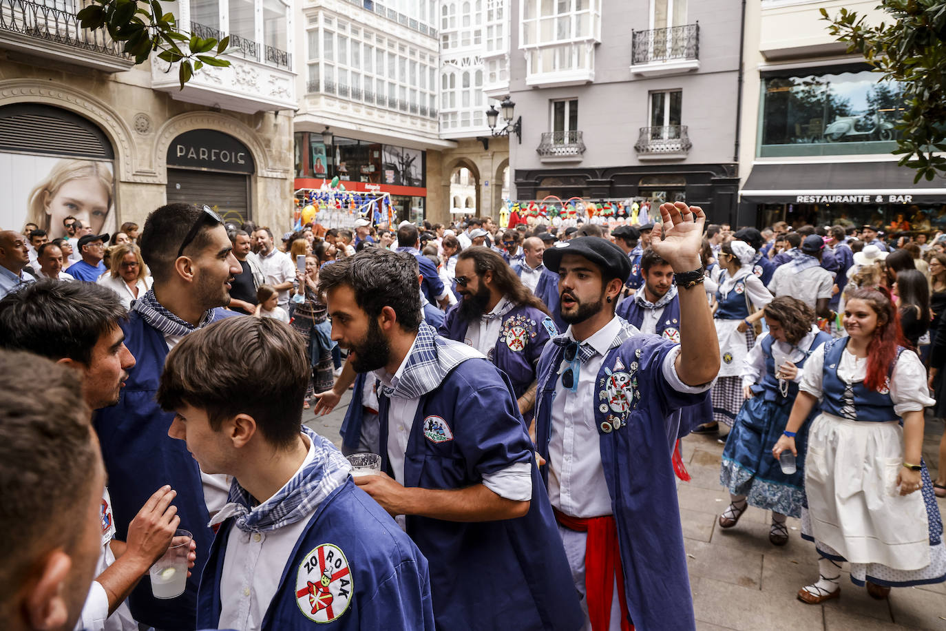 Fotos: Búscate en las fotos del Día del Blusa y la Neska de Vitoria