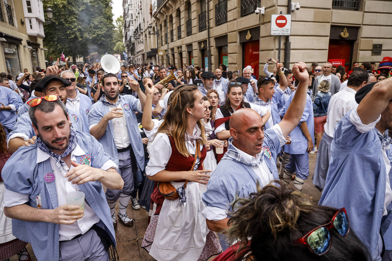 Fotos: Búscate en las fotos del Día del Blusa y la Neska de Vitoria