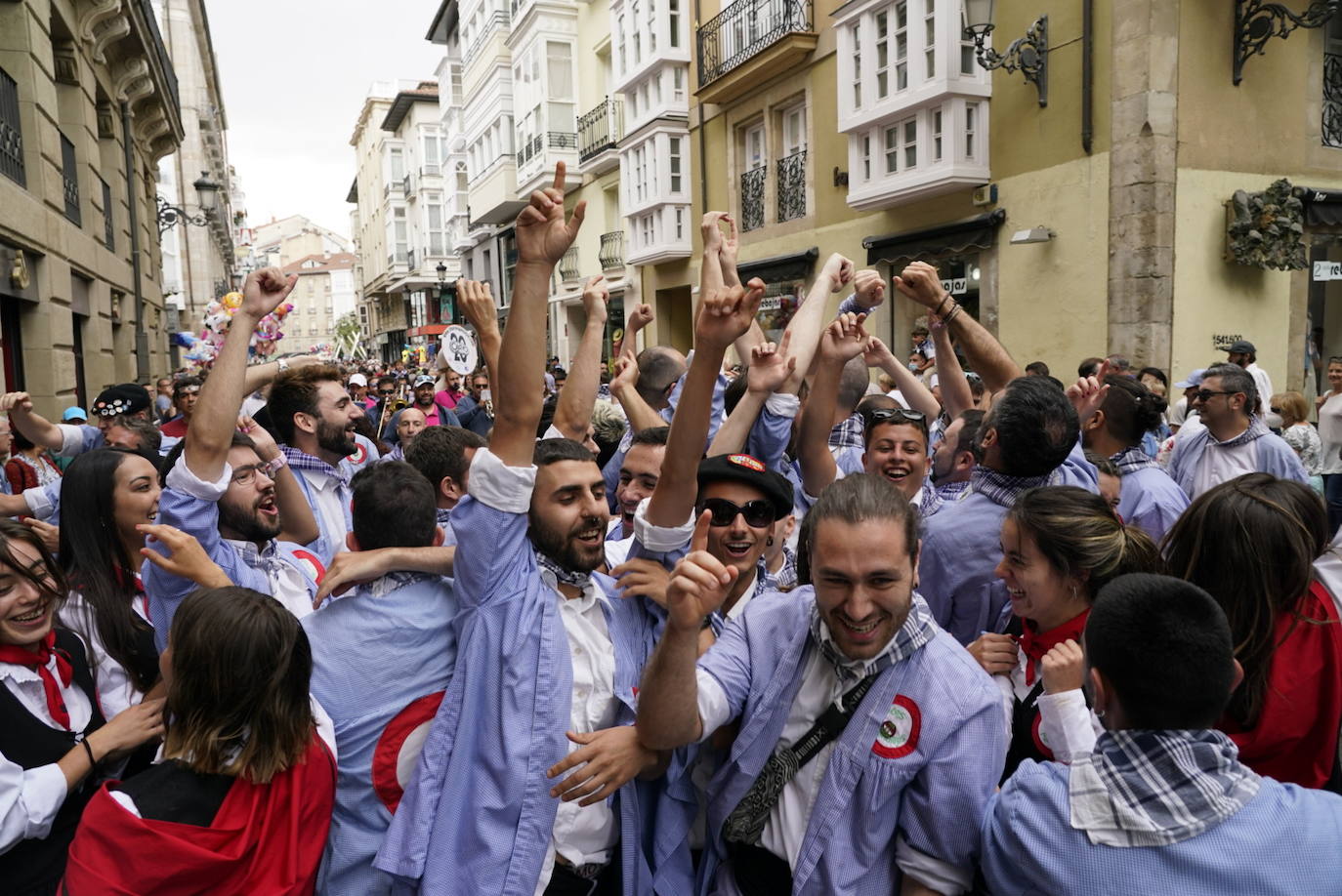 Fotos: Búscate en las fotos del Día del Blusa y la Neska de Vitoria