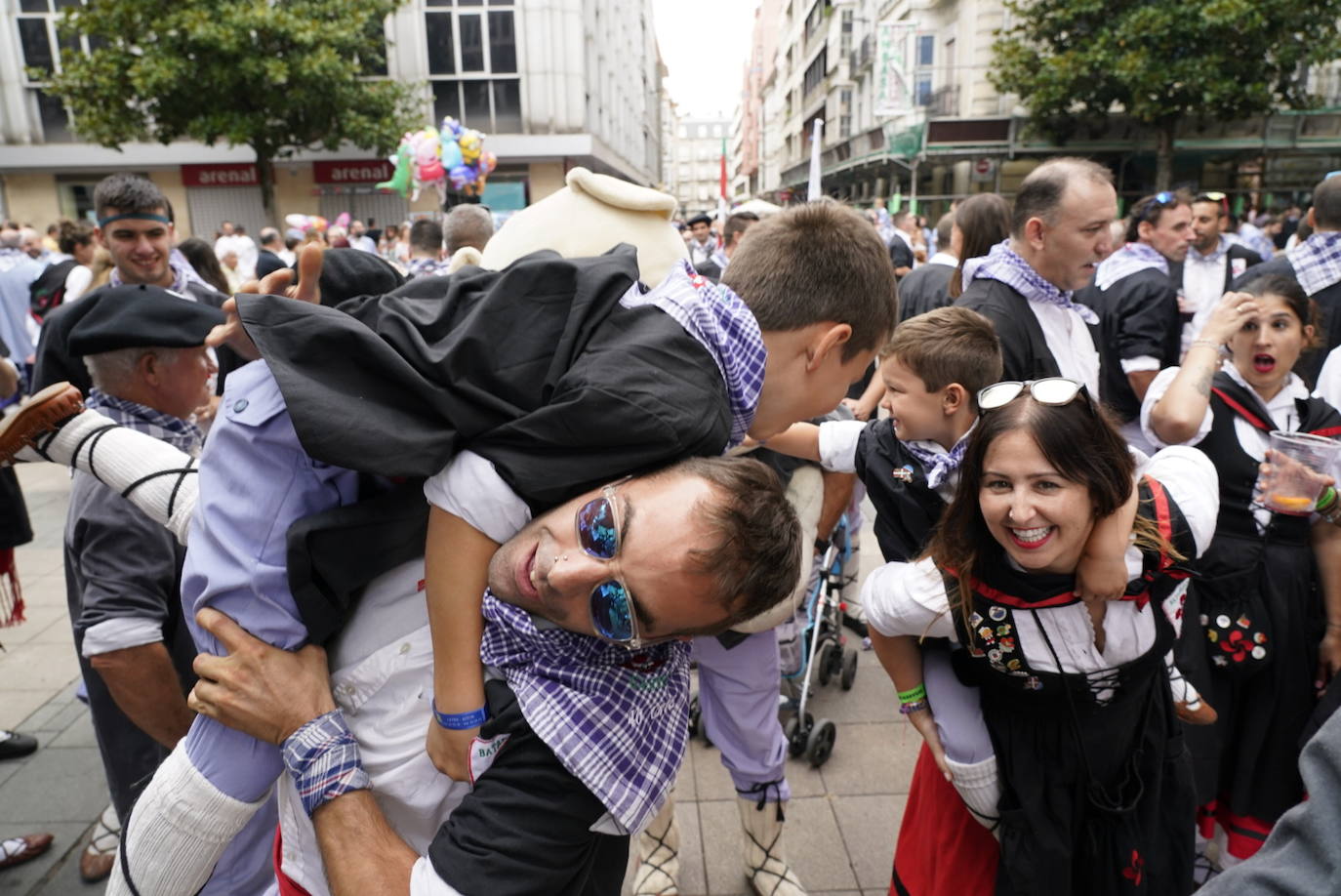 Fotos: Búscate en las fotos del Día del Blusa y la Neska de Vitoria