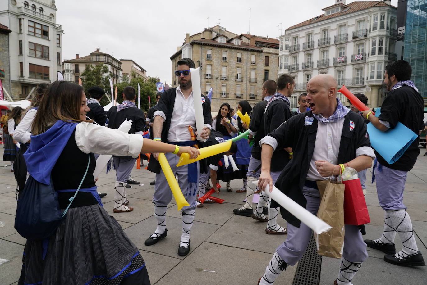 Fotos: Búscate en las fotos del Día del Blusa y la Neska de Vitoria