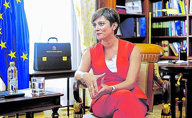 La ministra de Política Territorial, Isabel Rodríguez, en el despacho del Ministerio. 