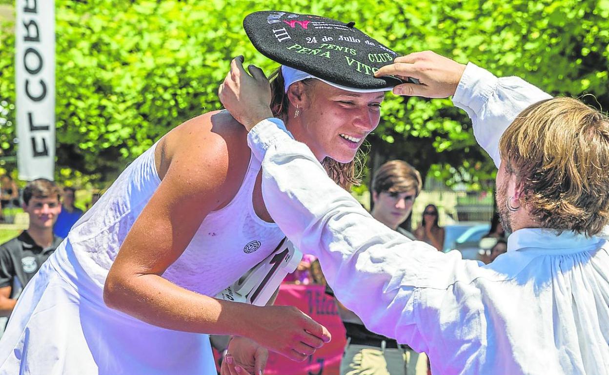 Jessica Ponchet se ajusta la txapela de campeona en la pista principal de la Peña Vitoriana.