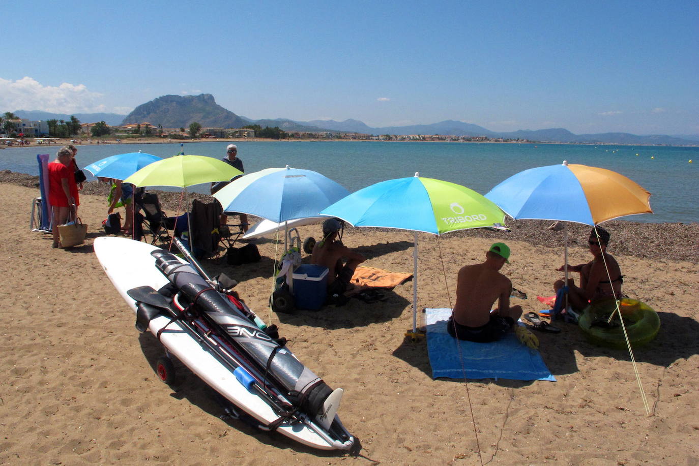 Playa de Punta Dels Molins, Denia. Cuenta con una gran extensión de 2.700 metros de longitud y una anchura media de 75 metros. Ésto, unido a que está apartada del núcleo urbano, hace que sea una playa poco masificada. 