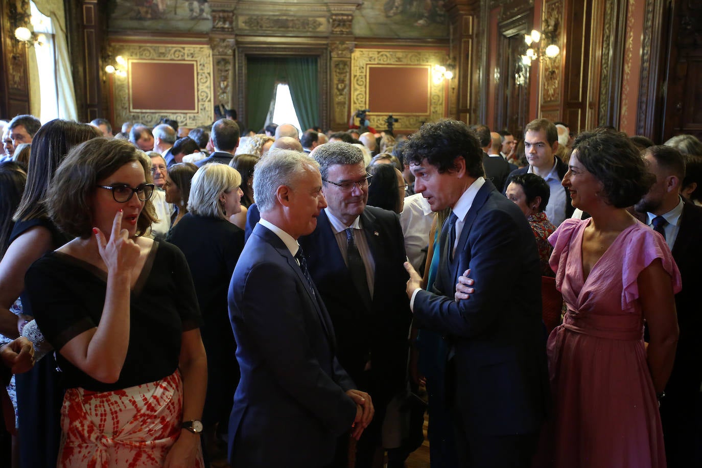 Urkullu, Aburto y Rementeria charlan durante el acto. 