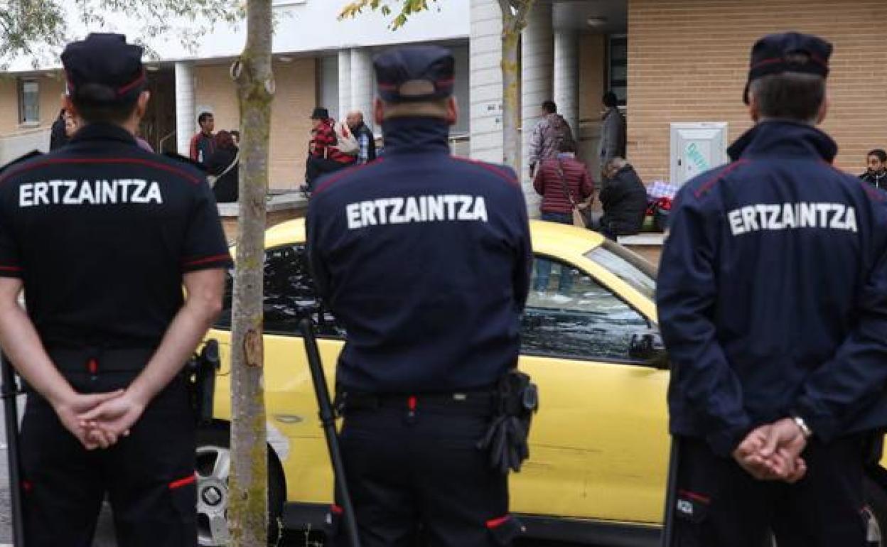 Varios agentes de la Ertzaintza, en Vitoria.