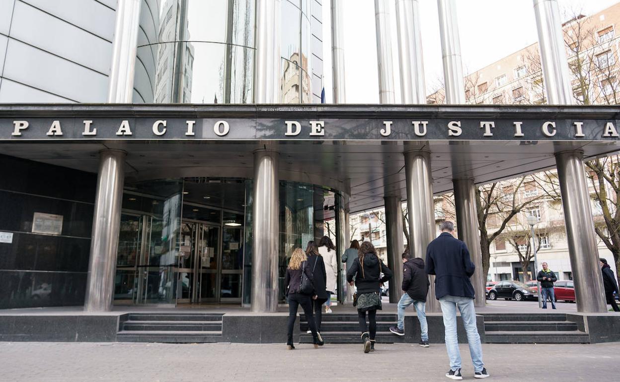 Acceso principal al Palacio de Justicia de Vitoria. 