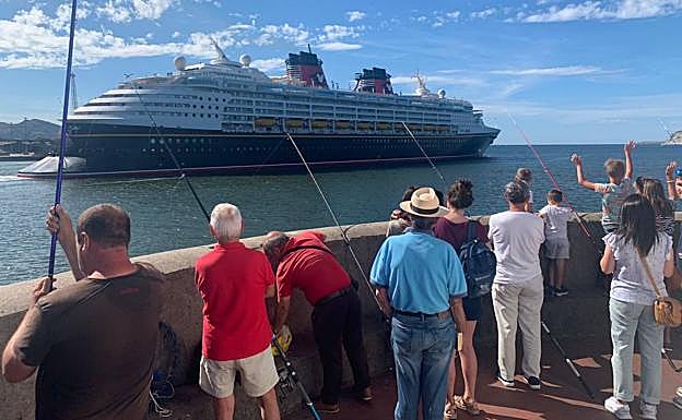 El primer crucero de Disney desembarca en Getxo