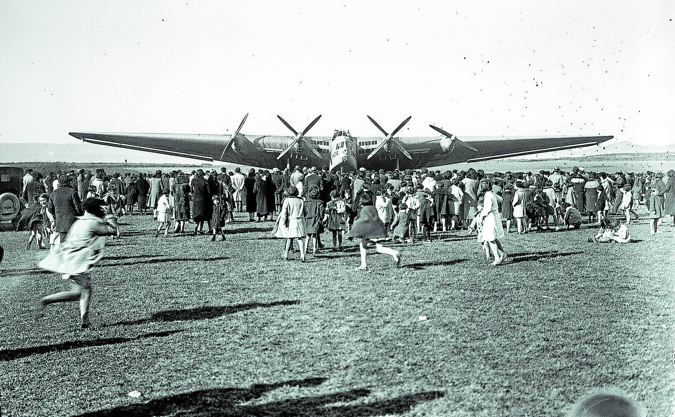 Aterrizaje imprevisto en Lacua del avión más grande del mundo en 1930