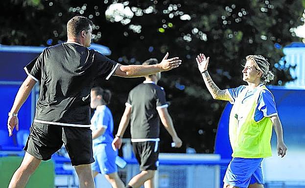 Crespo saludó al acabar el entrenamiento a sus jugadoras.
