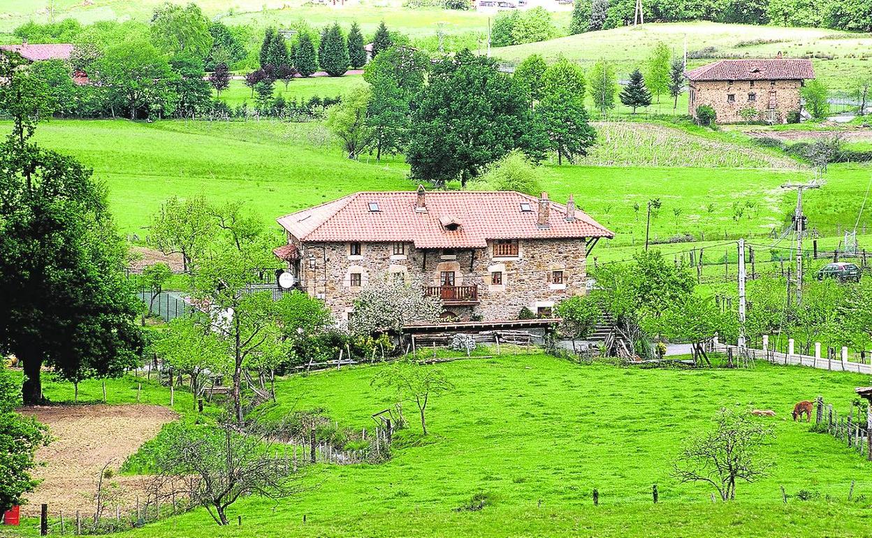 Los agroturismos son una gran opción para los turistas que desean salirse de la dinámica de las ciudades. En la imagen, la casa rural de Garai, en Orozko. 