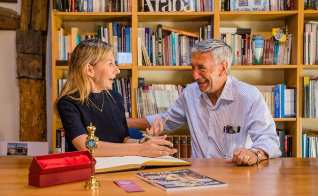 Eva García Sáenz de Urturi y Ricardo Sáez de Heredia, en el momento de la firma del libro de honor de la Cofradía.