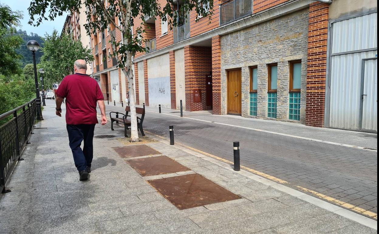 Las calles José Matía, Maestro Elorza y Zubiko Kurajo ya están preparadas para colocar los buzones. 