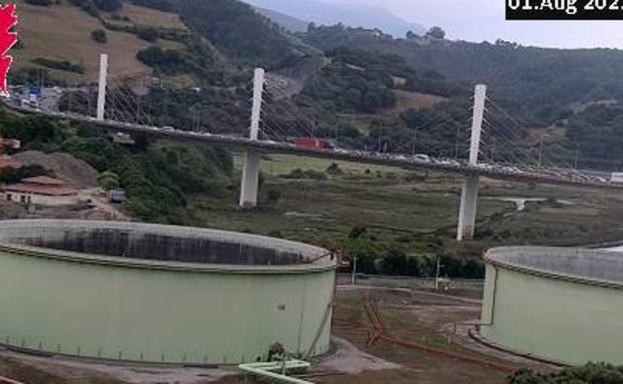 Dos horas de retenciones de 6 kilómetros en la A-8 por accidente a la altura de Zierbena