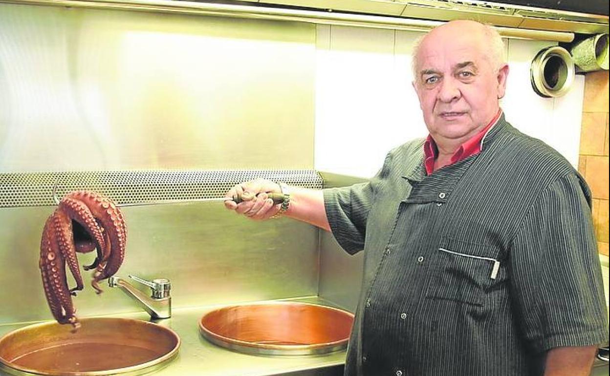 Mario posa en la cocina de su restaurante. 