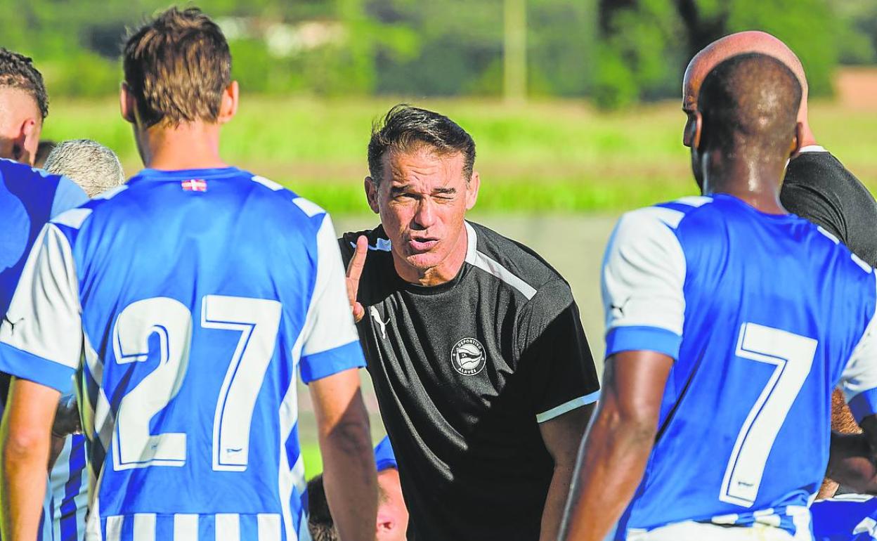 Luis García Plaza alecciona a sus jugadores durante un amistoso de pretemporada. 