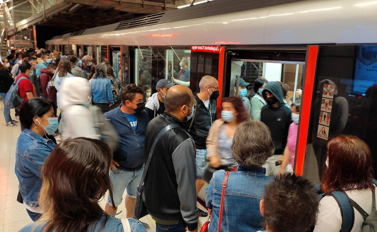 Fin a la huelga del metro al llegar a un pacto la dirección y la mayoría  sindical | El Correo
