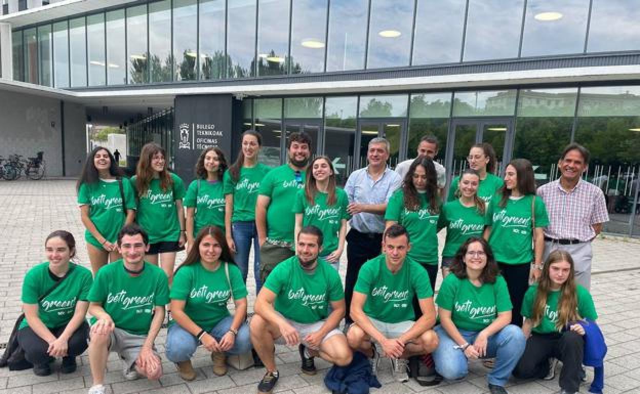 70 operarios limpiarán en una hora la plaza de la Virgen Blanca tras la bajada de Celedón