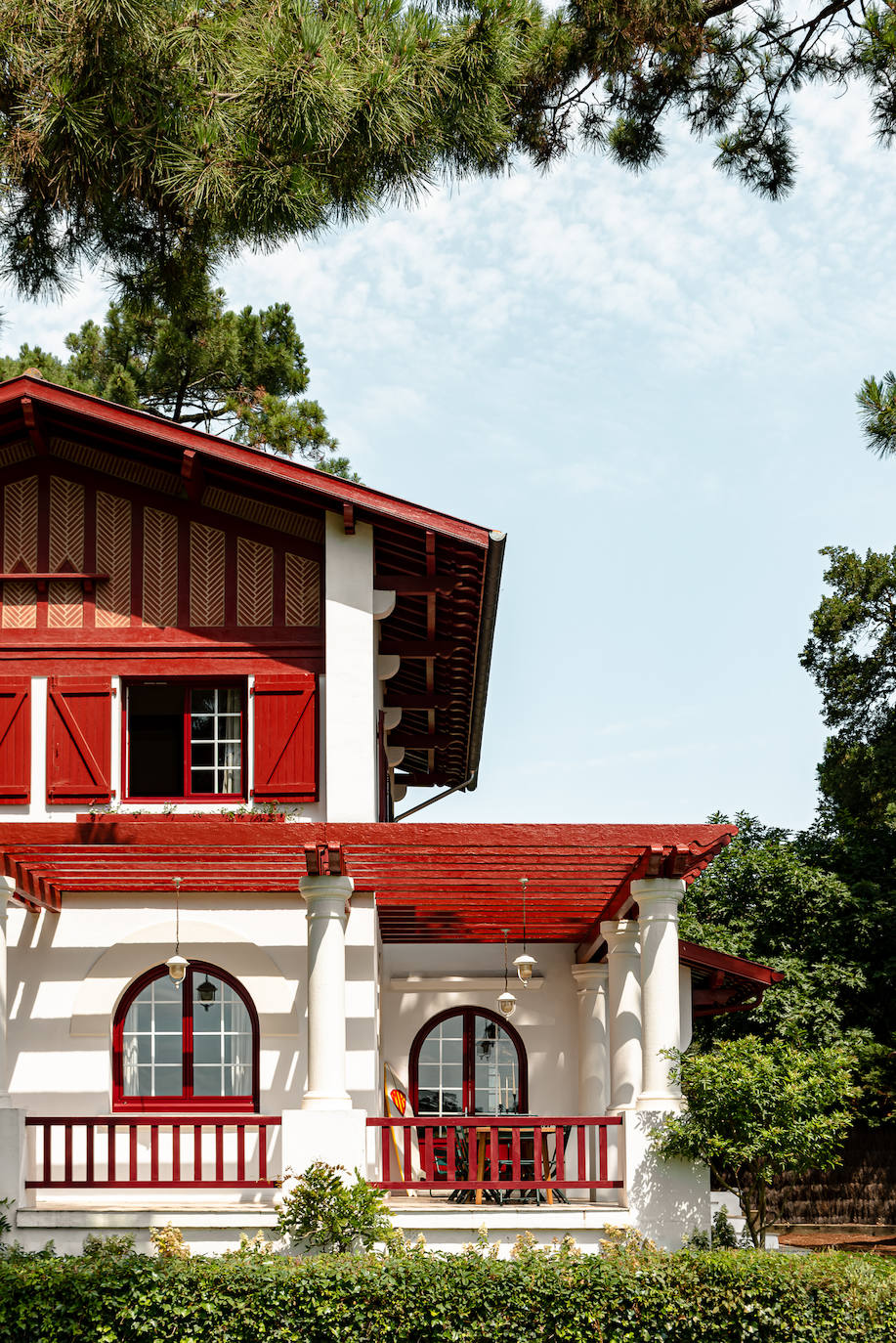 Fotos: La casa más bonita de Las Landas es rojiblanca, con una piscina espectacular (y se puede alquilar)