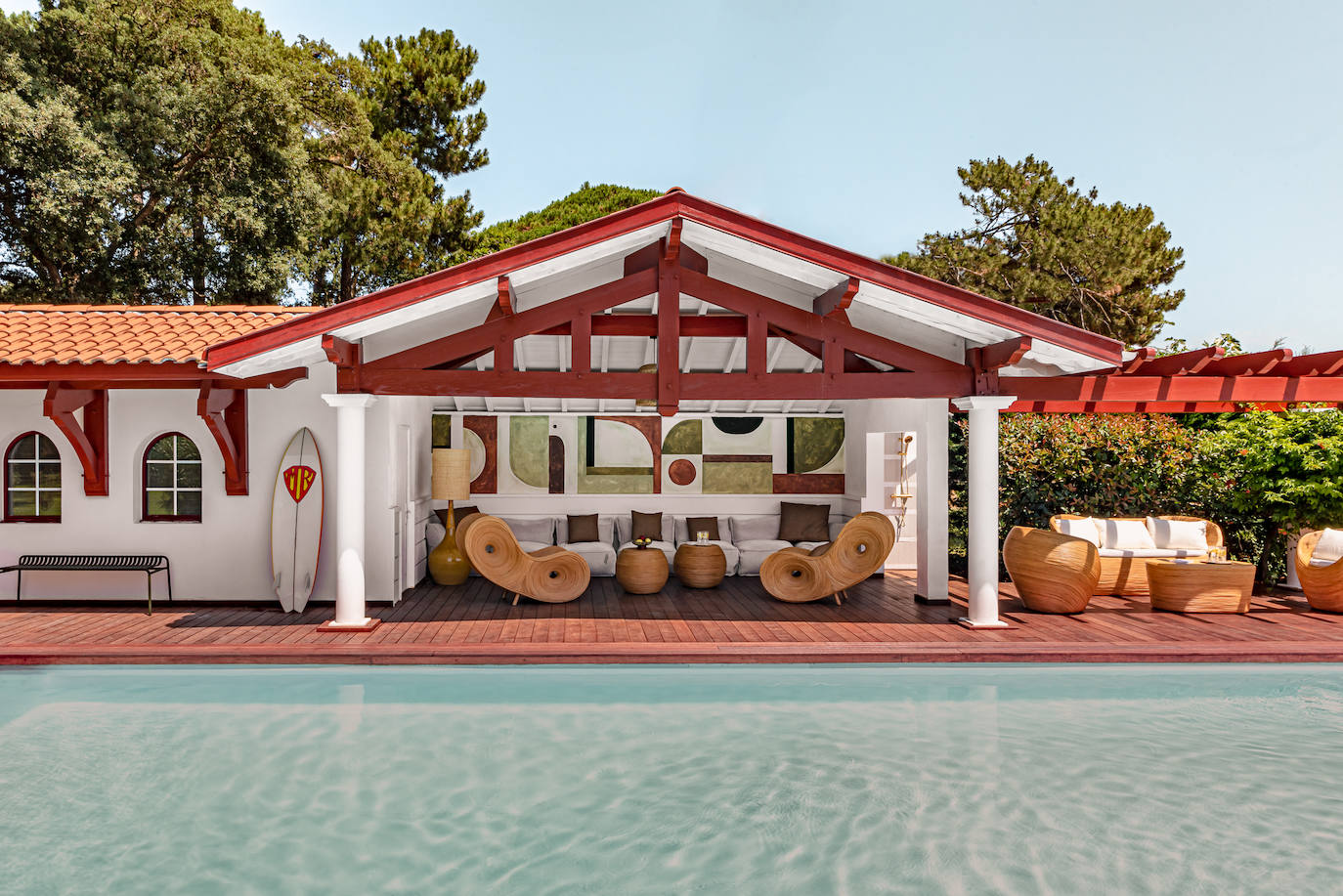 Fotos: La casa más bonita de Las Landas es rojiblanca, con una piscina espectacular (y se puede alquilar)
