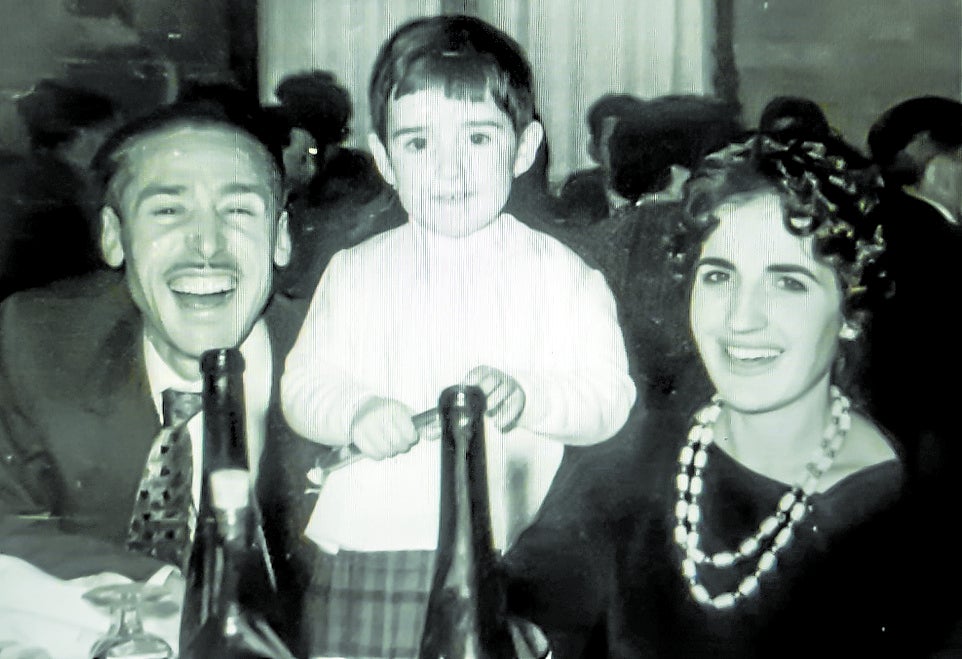 De pequeña, en una comida junto a sus padres.