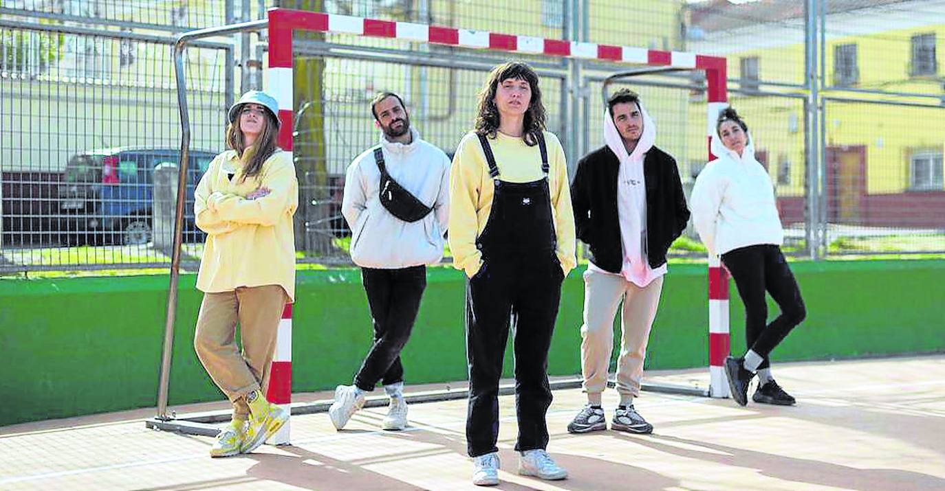 Saray Sáez (batería), Jimbo Páez (bajo), Sara Dávila (deejay), Kano (guitarra y voz) y Juls Tabernero (guitarra y voz). 