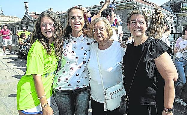 Iria Pérez, Rebeca Guinea, Mari Carmen Montero y Mari Carmen García de Blas fueron algunas de las afortunadas con un pase VIP para la Bajada. 