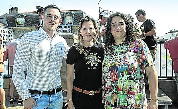 Los concejales del PSE Igor Salazar y Estíbaliz Canto junto a la escritora Eva García Sáenz de Urturi. 