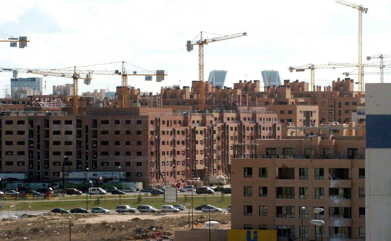 Construcción de viviendas en un barrio de Madrid. 