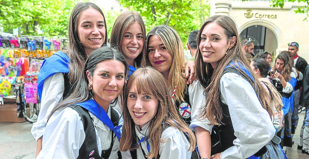 Marina Zamora, Estíbaliz Arrilucea, Verónica González, Leire Portu, Maialen Varela y Eider Badiola posan felices tras conseguir vestirse, por fin, de neskas. 