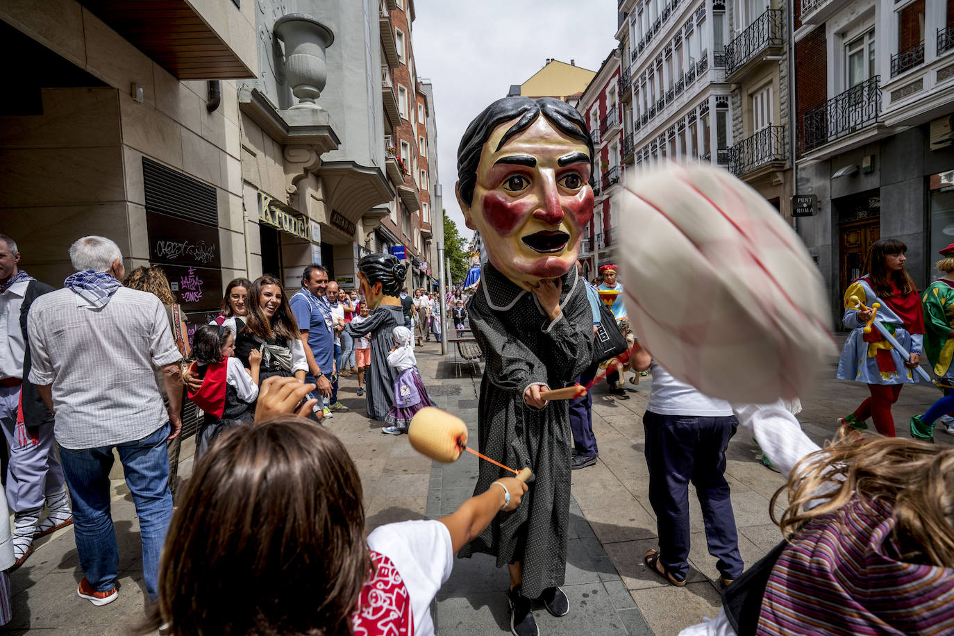 Fotos: Los Gigantes y Cabezudos toman Vitoria por las fiestas de La Blanca