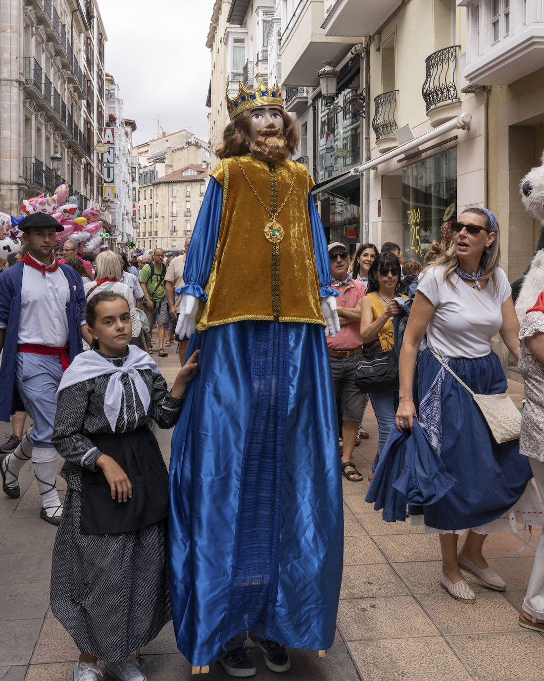 Fotos: Los Gigantes y Cabezudos toman Vitoria por las fiestas de La Blanca