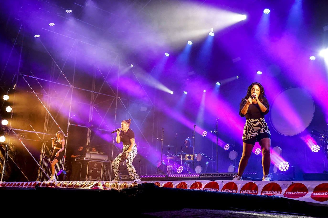 Fotos: Tanxugueiras encandila al público con su poderío gallego