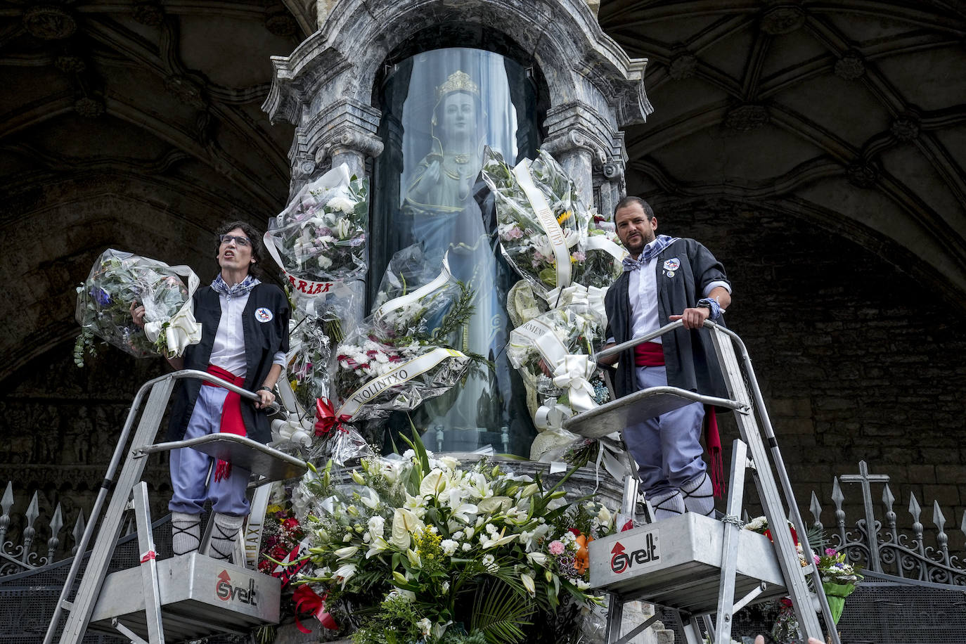 Fotos: Emoción a raudales en la ofrenda floral a la Virgen Blanca