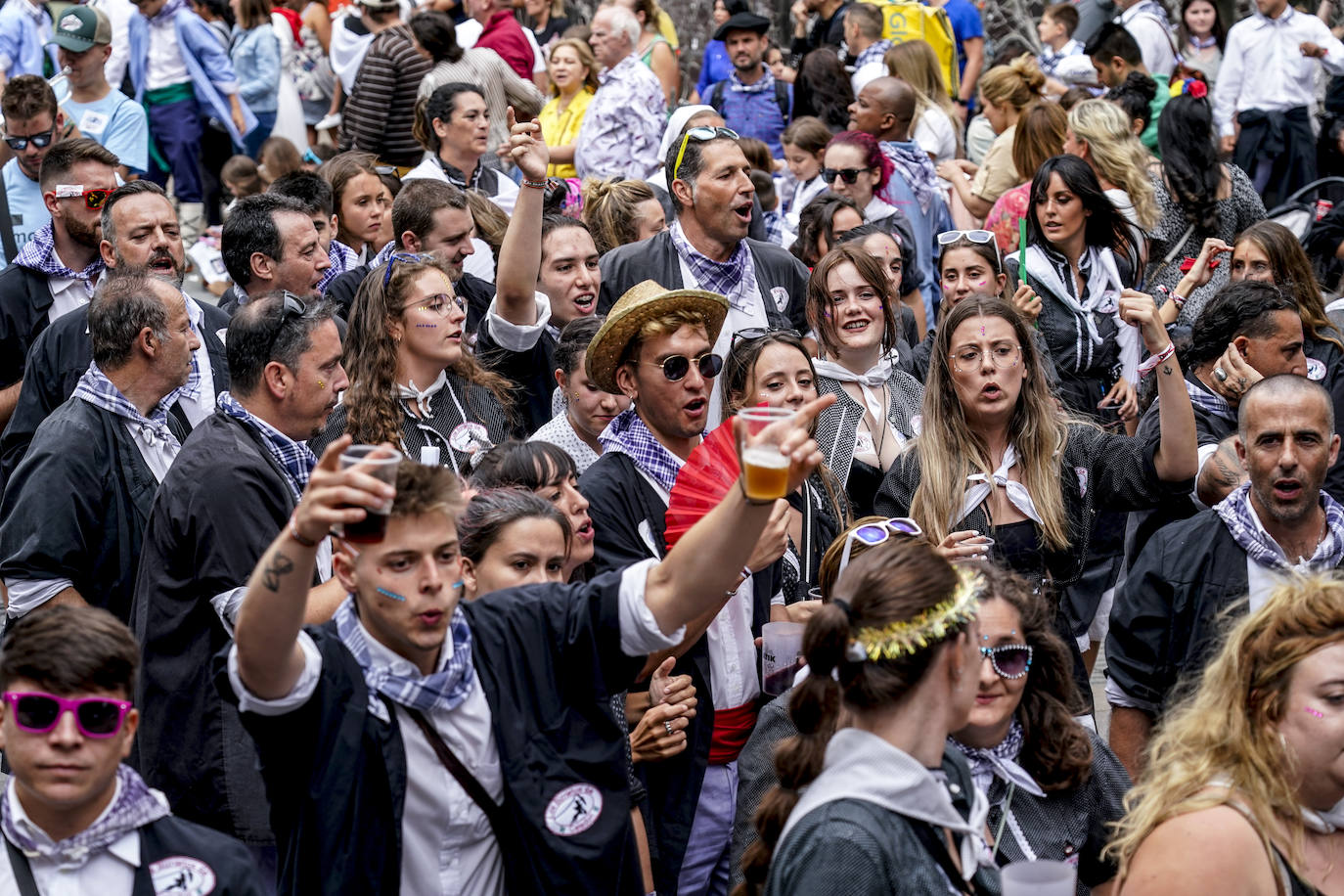 Fotos: Así ha sido el multitudinario paseíllo de blusas y neskas