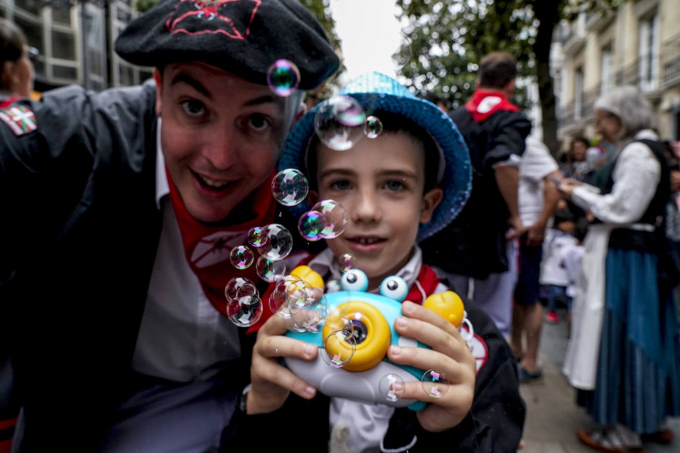 Fotos: Así ha sido el multitudinario paseíllo de blusas y neskas