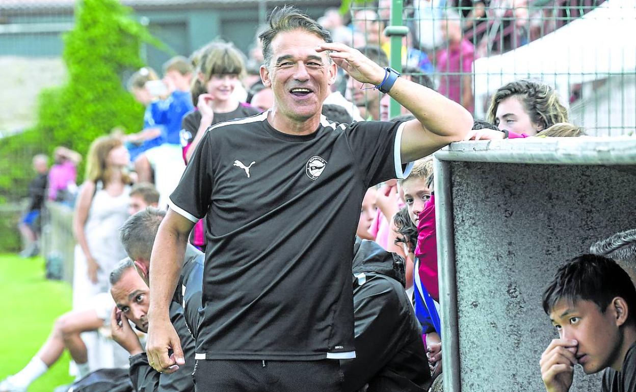 Luis García Plaza, en el banquillo de Laguardia. 