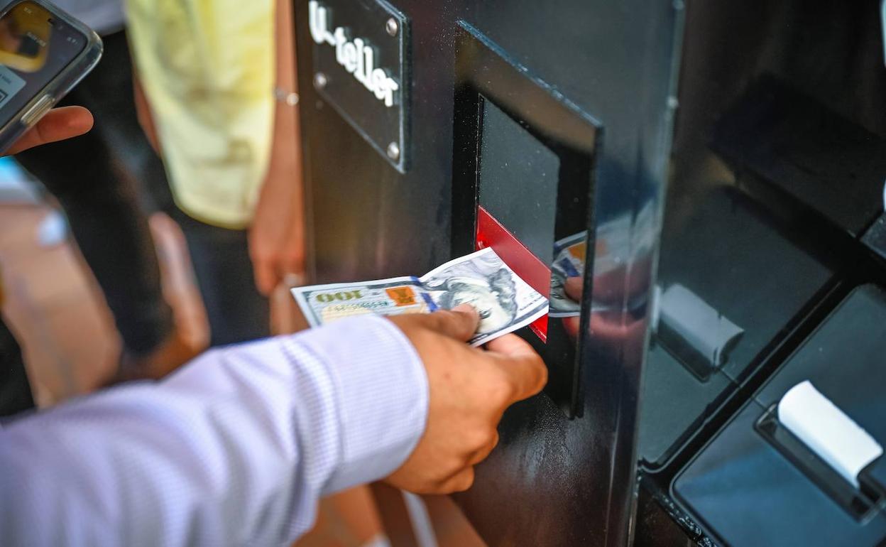 Una persona utilizar un cajero de criptomonedas en Uruguay. 