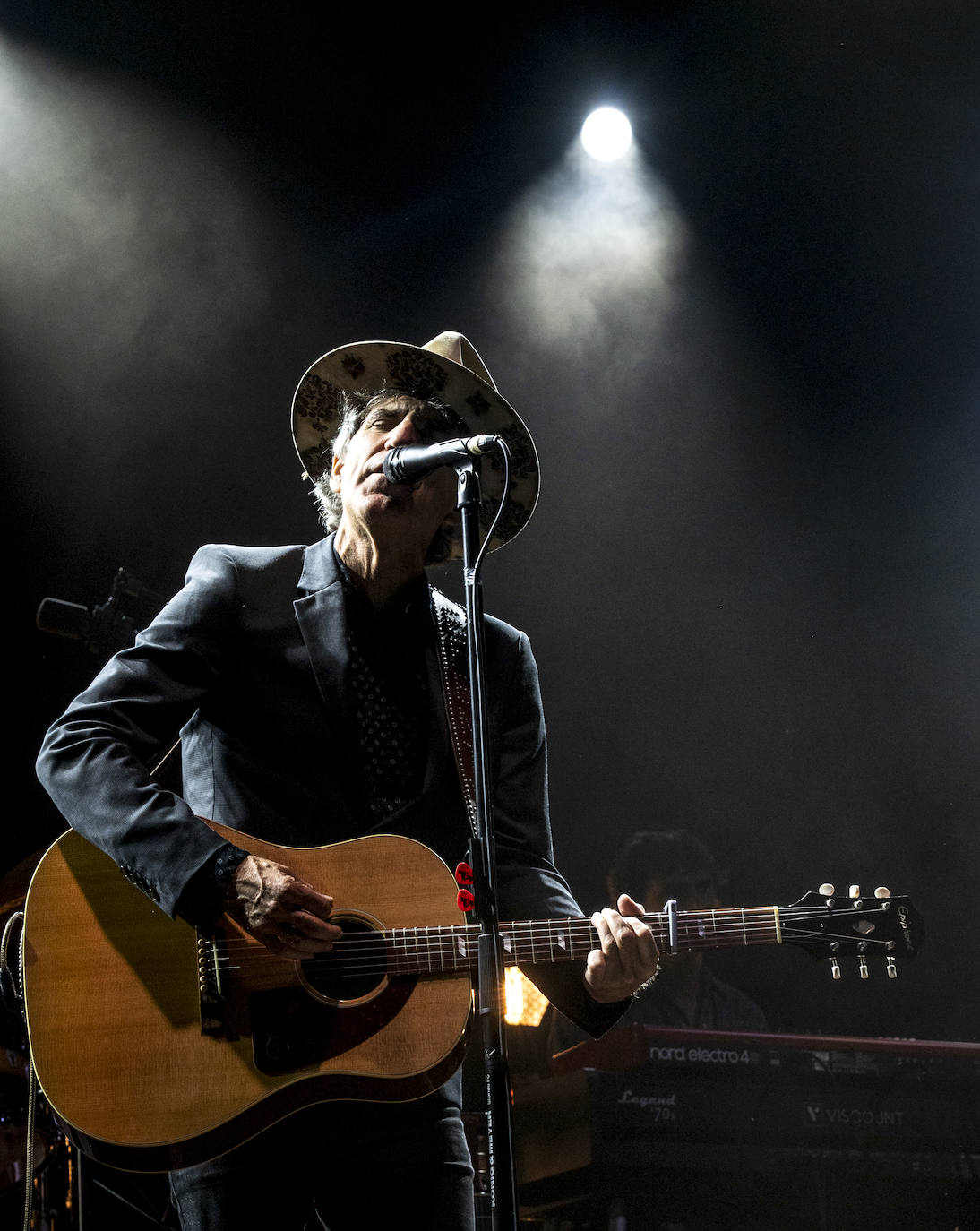 Fotos: Mikel Erentxun tira de oficio y nostalgia pese al bajón de público