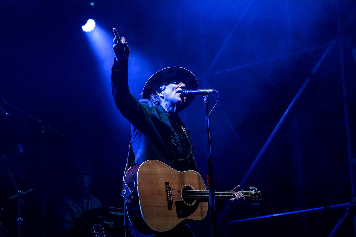 Fotos: Mikel Erentxun tira de oficio y nostalgia pese al bajón de público