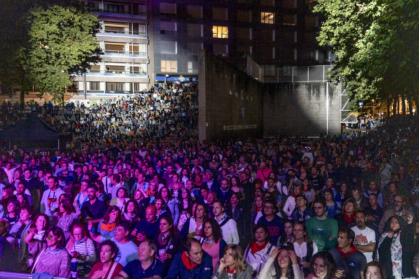 Fotos: Mikel Erentxun tira de oficio y nostalgia pese al bajón de público