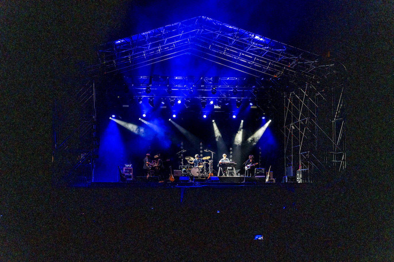 Fotos: Mikel Erentxun tira de oficio y nostalgia pese al bajón de público