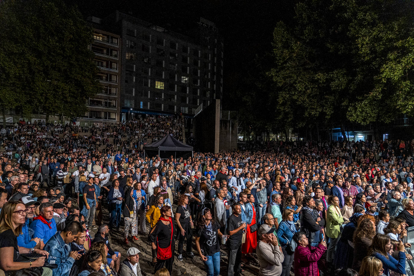 Fotos: Mikel Erentxun tira de oficio y nostalgia pese al bajón de público