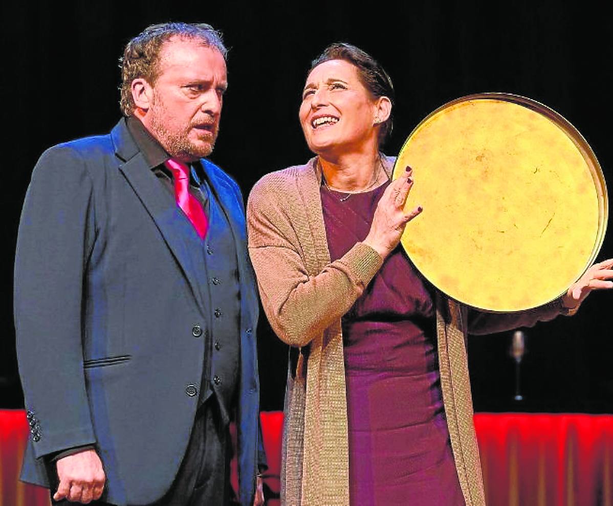 Fernando Cayo y Miriam Montilla en una escena de 'El peligro de las buenas compañías'.