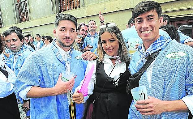 Martín Canto, Maider Tamayo y Jon Zato, apuran sus katxis en Mateo Moraza.