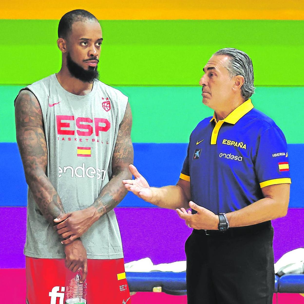 Sergio Scariolo charla con el estadounidense nacionalizado español Lorenzo Brown. 