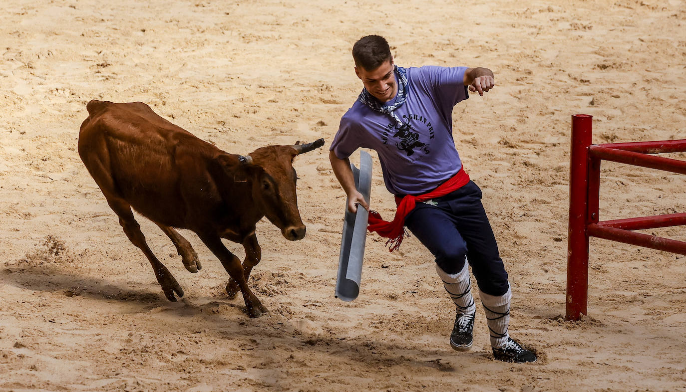 Fotos: Miles de vitorianos disfrutan con el &#039;grand prix&#039; y vaquillas del Iradier