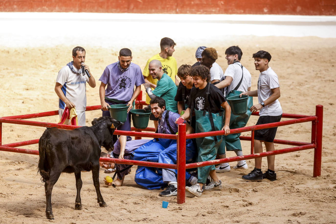 Fotos: Miles de vitorianos disfrutan con el &#039;grand prix&#039; y vaquillas del Iradier