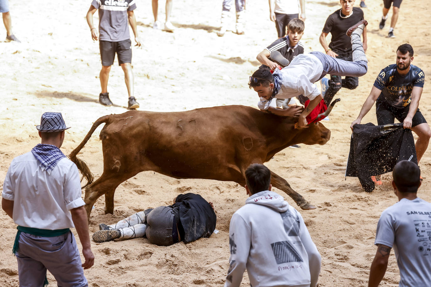 Fotos: Miles de vitorianos disfrutan con el &#039;grand prix&#039; y vaquillas del Iradier