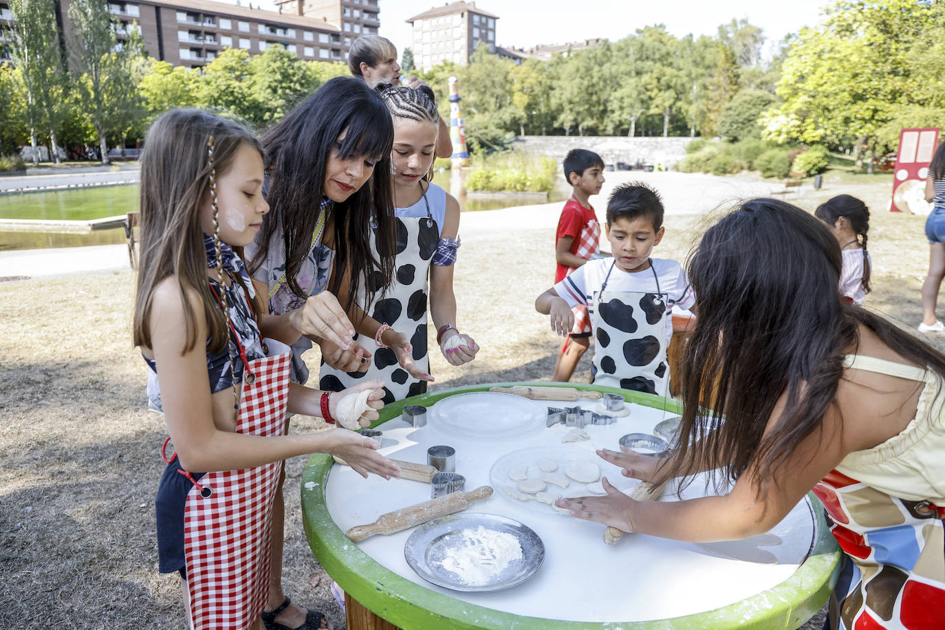 Fotos: El dragón y el pan reinan en el espacio infantil de La Blanca en el parque de Arriaga